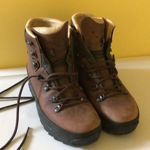 Lowa Women’s hiking boots size (US 7).